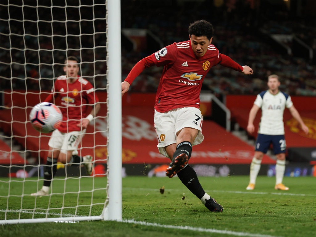 曼联罪人制造荒诞之夜:两次失误葬送全队命运 在这场比赛中,曼联队员频频出现低级错误,